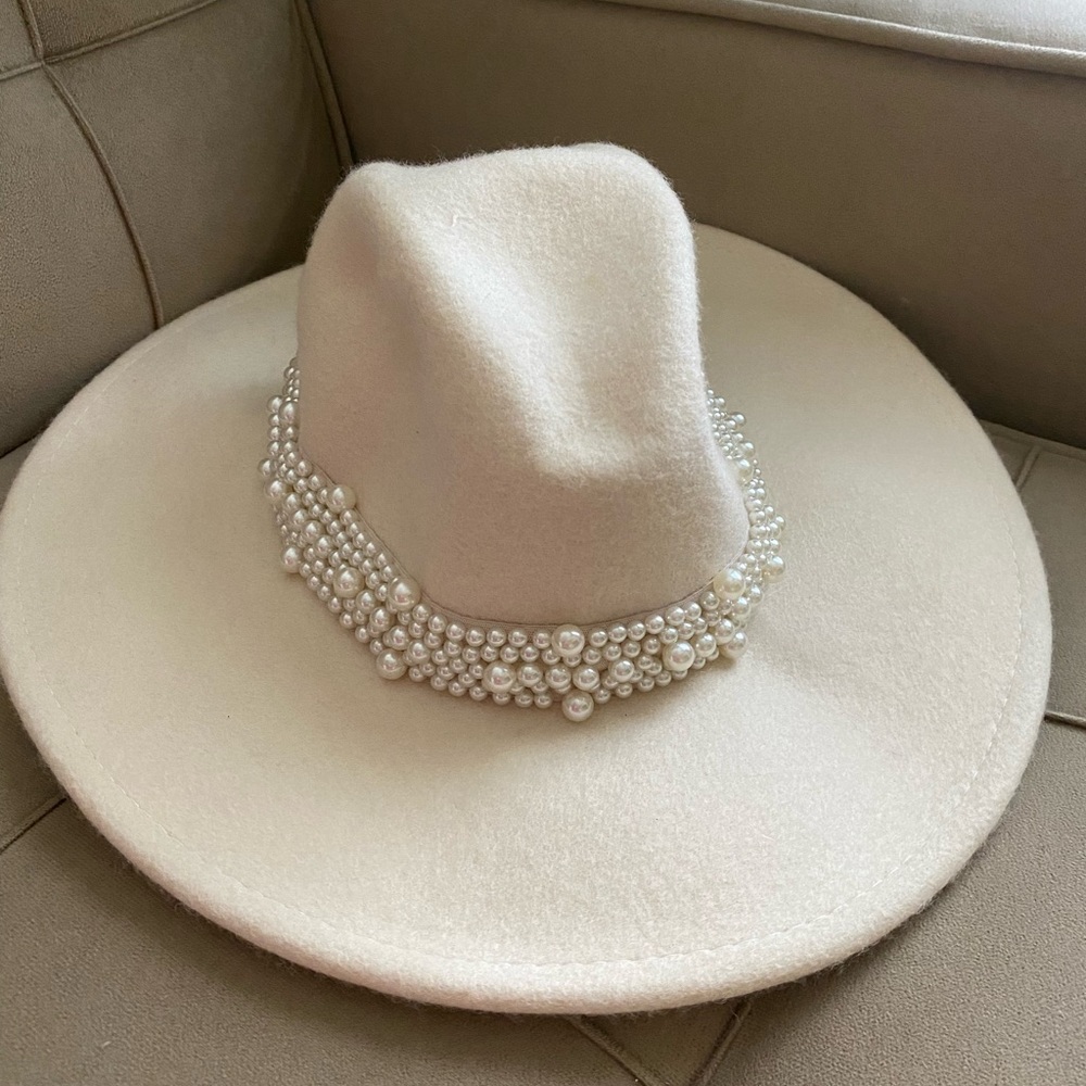 Scoop cream Woof fedora with pearl trim